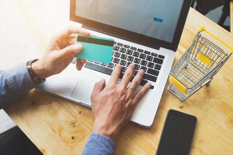 El “consumidor olvidado”: mayores de 50 años representan el 30% de las compras en Cyber