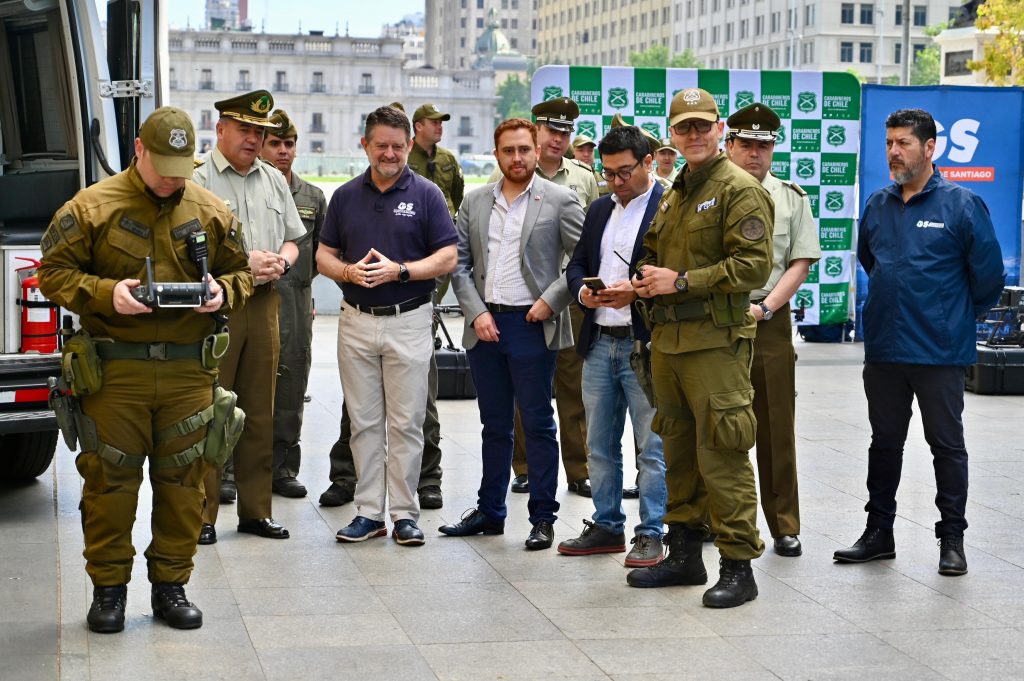 Gobierno de Santiago entrega 10 drones y 8 kits de irrupción a Carabineros