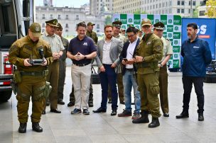 Gobierno de Santiago entrega 10 drones y 8 kits de irrupción a Carabineros