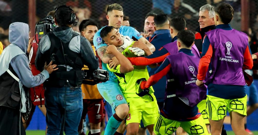 Se difunde video del inicio de la pelea entre jugadores de la Universidad de Chile y Lanús