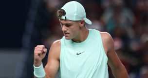 Holger Rune sufre grave lesión en ATP de Estocolmo: Se perdería gran parte de la próxima temporada