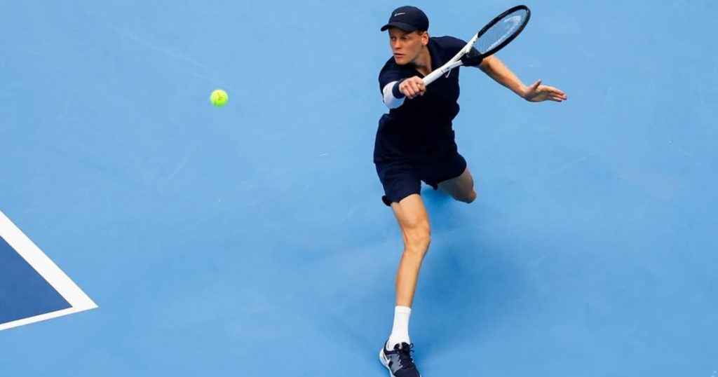 Jannik Sinner se retira lesionado del Masters 1000 de Shanghai: Debió ser ayudado para caminar