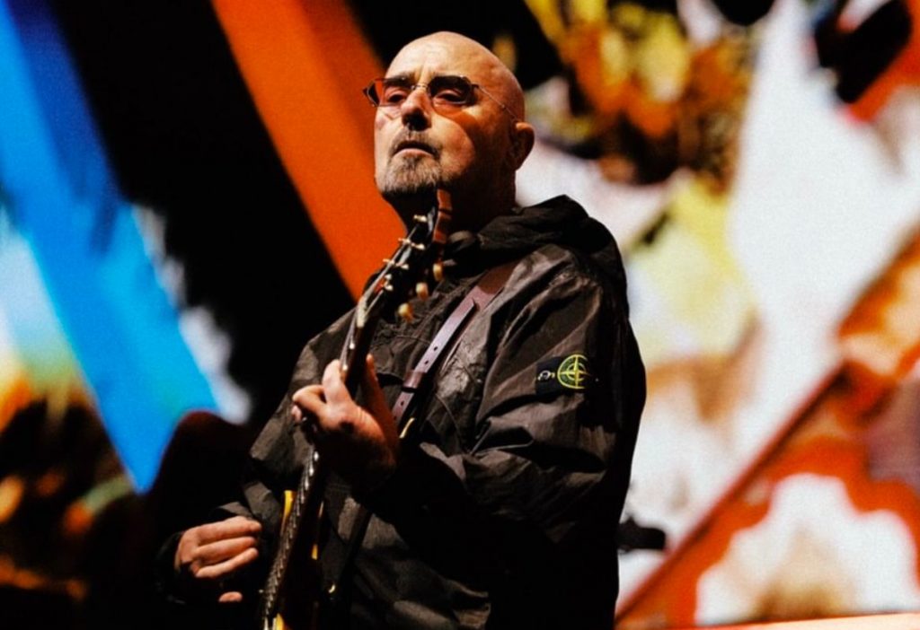 Histórico guitarrista de Oasis revela lucha contra el cáncer y se pierde conciertos