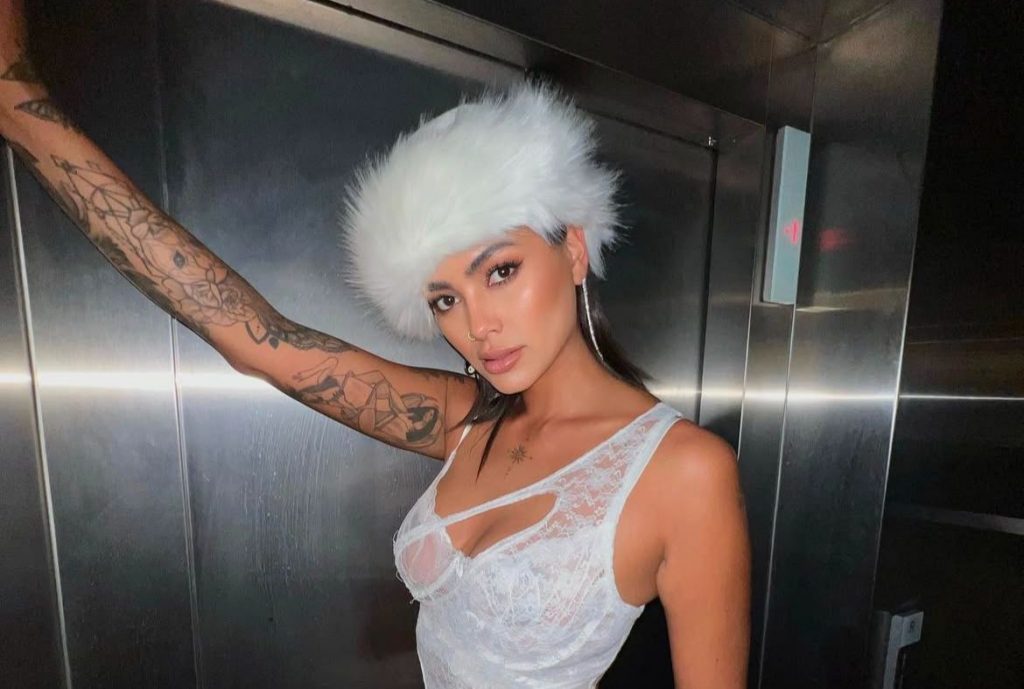 Camila Recabarren apuesta por atrevido look y comparte profunda reflexión