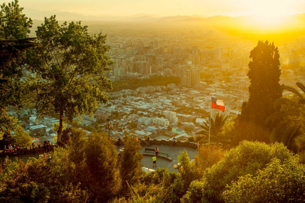 El turismo chileno crece con fuerza: Airbnb genera más de $1,23 billones CLP y potencia a Santiago como capital regional