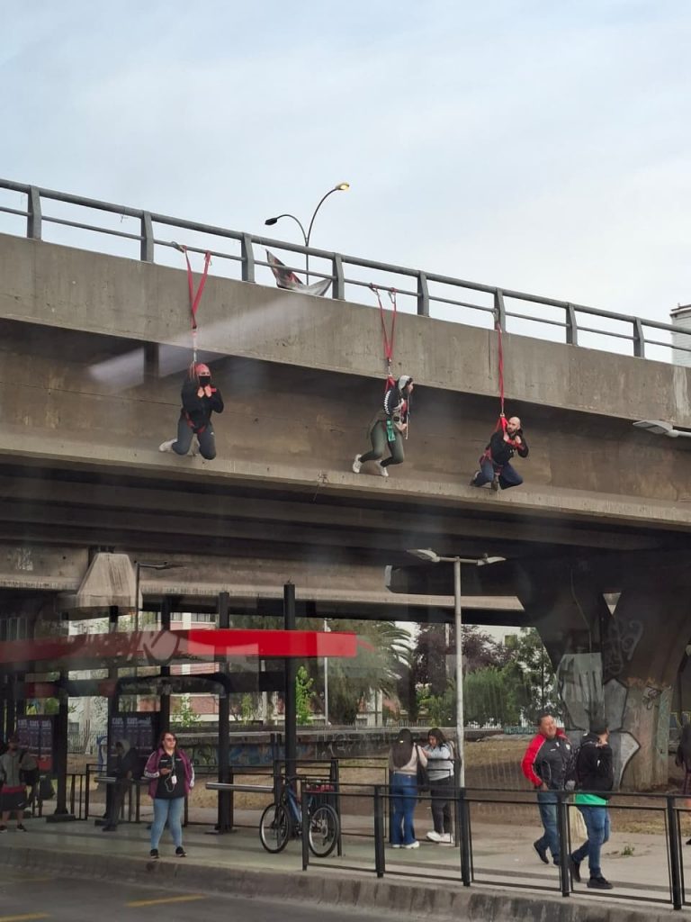 Protesta en Av. Grecia: personas colgadas exigen soluciones habitacionales en Peñalolén