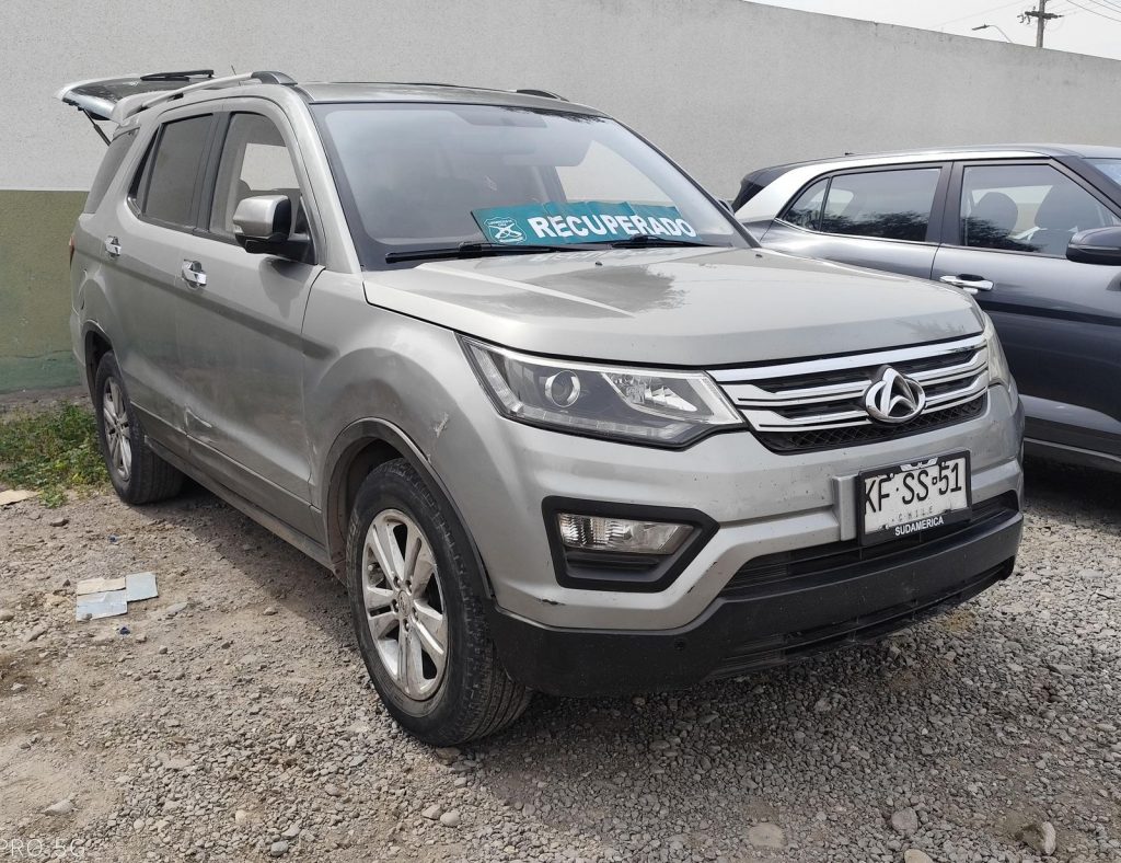 Carabineros detiene a dos sujetos que se movilizaban en vehículo robado