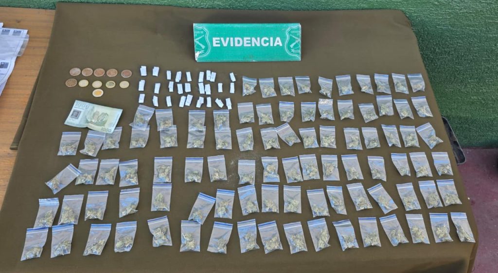 Patrullaje de Carabineros termina con tres detenidos por drogas y orden vigente por homicidio