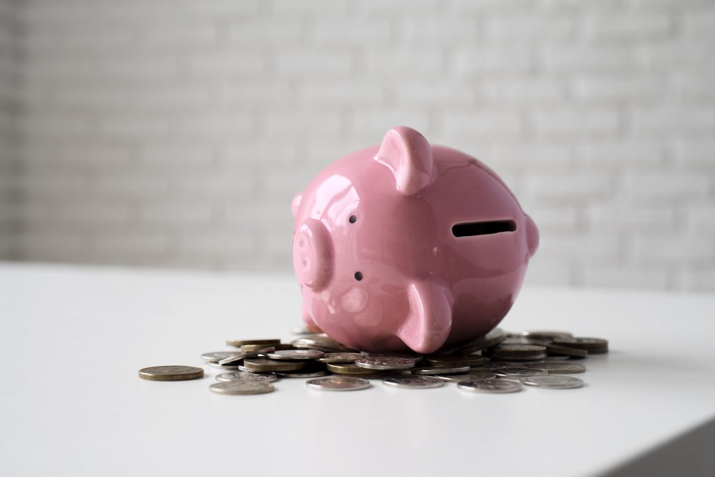 El ahorro se estanca en la RM: la mitad de los hogares no logra guardar ni el 10% de sus ingresos