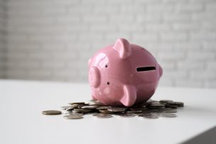 El ahorro se estanca en la RM: la mitad de los hogares no logra guardar ni el 10% de sus ingresos