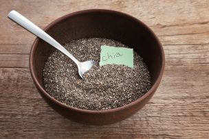 ¿Por qué todos están tomando agua con chía? Descubre sus sorprendentes beneficios