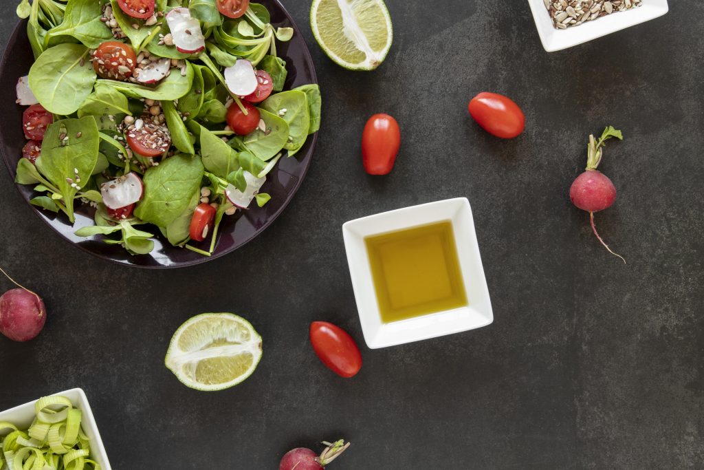Salsas para ensaladas: 3 recetas saludables y fáciles para darle un giro a tus comidas