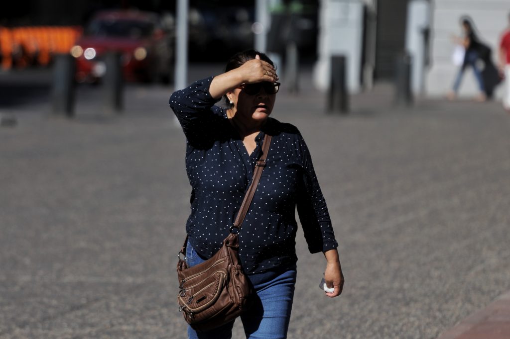Hasta 34° C en Santiago: emiten advertencia agrometeorológica por altas temperaturas máximas