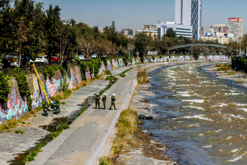 Hombre es lanzado al río Mapocho por delincuentes que lo asaltaron: Fue rescatado por Bomberos