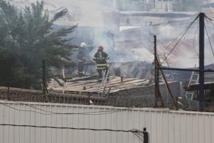 Gran incendio afecta a campamento de Cerrillos: hay restricción de pistas