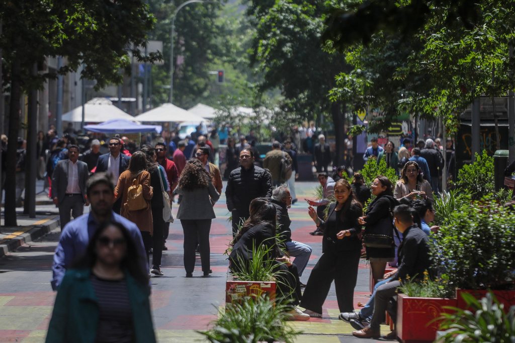 Encuesta revela que el 40% de los chilenos cree que la gente era más feliz hace 50 años