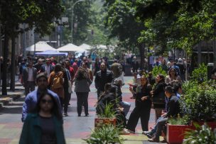 Encuesta revela que el 40% de los chilenos cree que la gente era más feliz hace 50 años