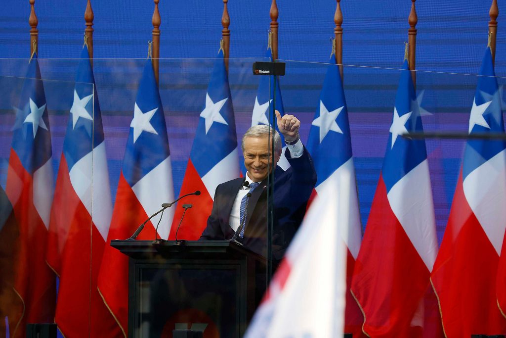 José Antonio Kast cierra campaña en Concepción con polémico uso de vidrio blindado