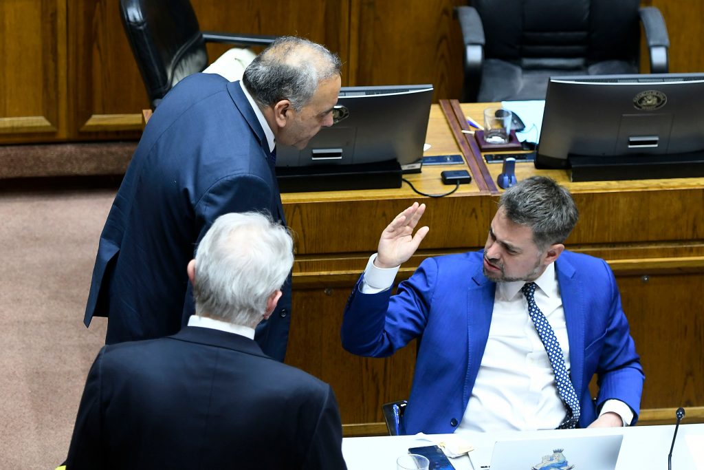 Manouchehri denuncia amenaza de golpe por parte del senador Fidel Espinoza