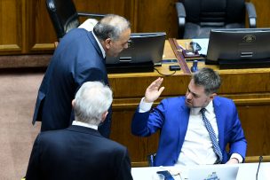 Manouchehri denuncia amenaza de golpe por parte del senador Fidel Espinoza