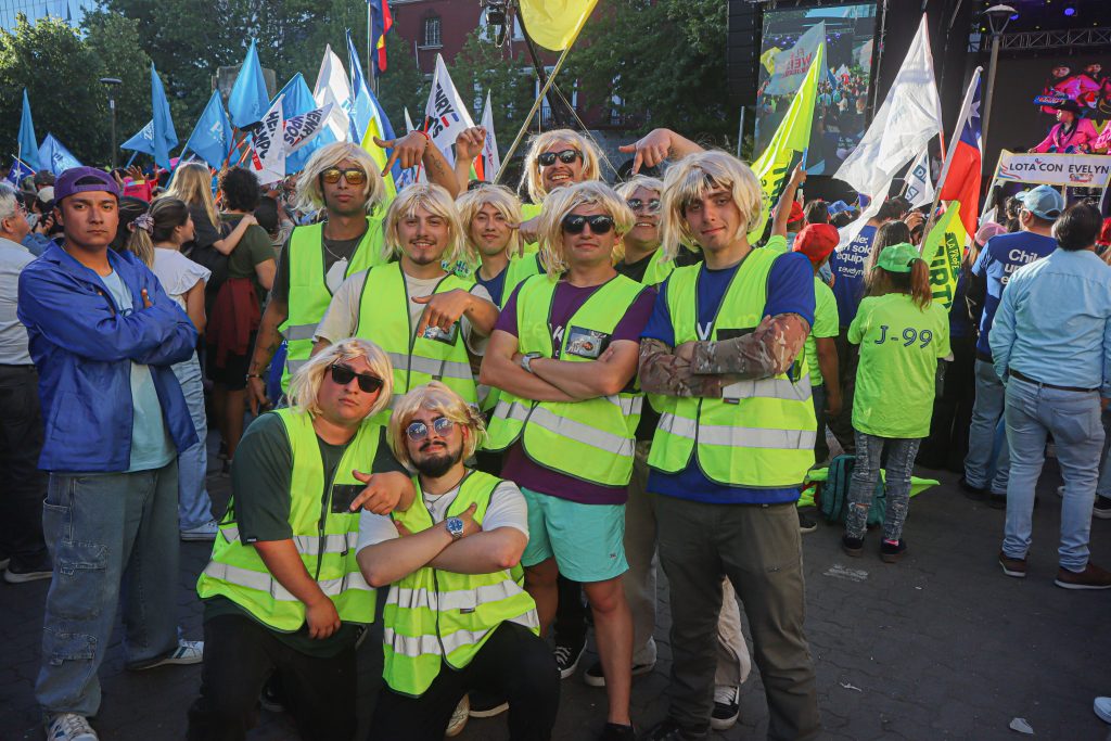 Seguidores de Matthei asisten con chalecos amarillos y pelucas al cierre de campaña en Concepción