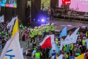 ¡Otra vez!: Seguidores de Evelyn Matthei lucen chalecos amarillos y pelucas en cierre de campaña