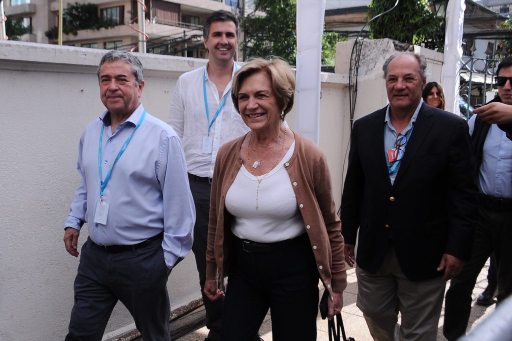 Evelyn Matthei arriba a su comando en una jornada electoral con alta participación