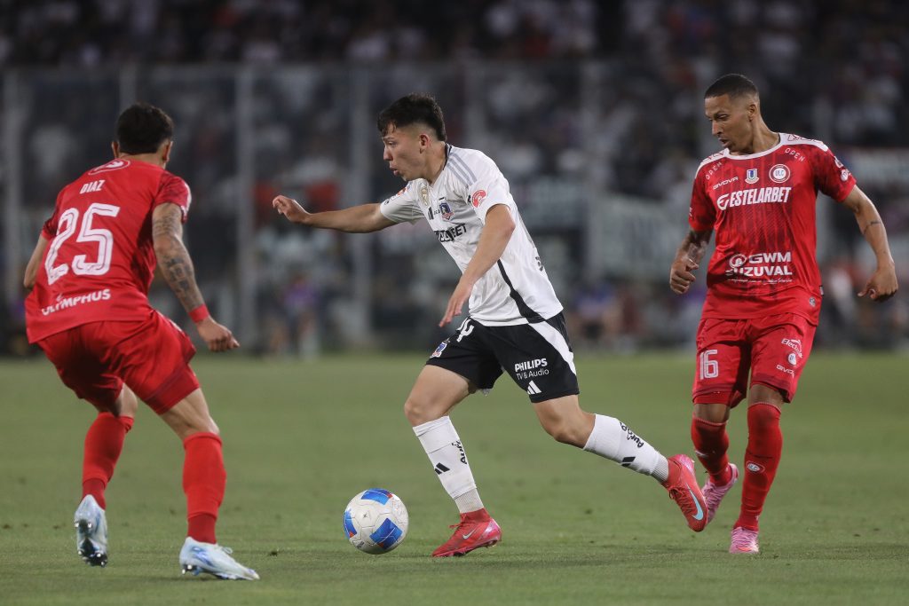 Colo Colo goleó a La Calera y se aferra a la lucha por la Copa Sudamericana
