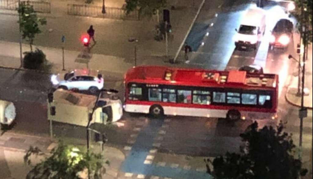 Camión queda volcado tras chocar con Bus RED en el centro de Santiago