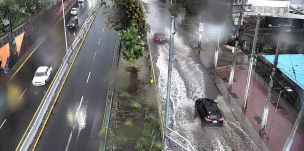 Inundación afecta lateral de Av. La Florida: paso bajo nivel Walker Martínez anegado