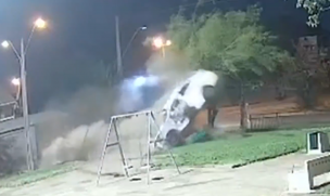 Conductor muere tras chocar una casa y terminar volcado en una plaza en La Pintana