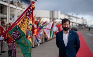 Boric viaja a La Paz para asistir a la transmisión de mando de Rodrigo Paz Pereira en Bolivia