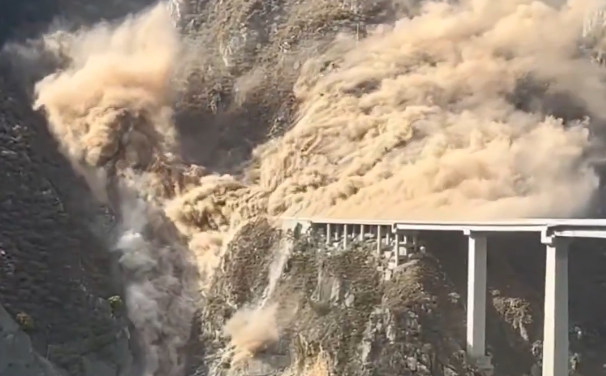 VIDEO | Impactante colapso de puente recién inaugurado en China: no hubo heridos