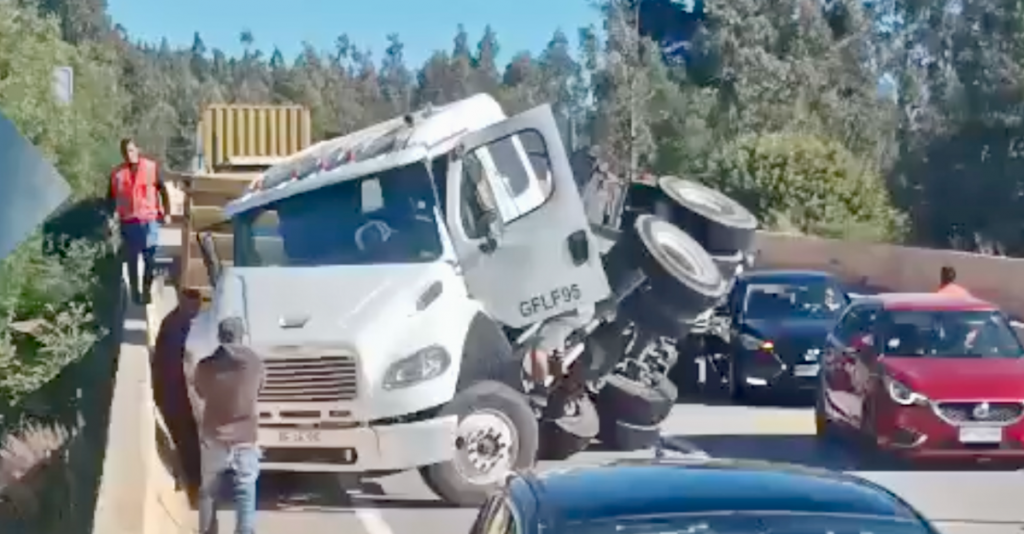 Valparaíso: Volcamiento de camión genera alta congestión en Camino La Pólvora