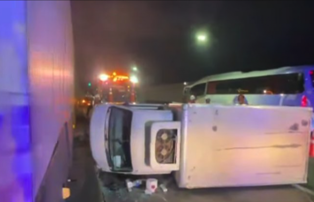 Volcamiento de camión provoca gran congestión en la Costanera Norte