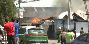 Enorme incendio afecta a cuatro casas en San Bernardo: Bomberos combate la emergencia