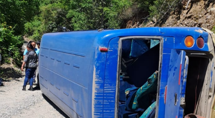 Bus con 18 pasajeros volcó en zona rural de Panguipulli: 11 personas resultaron lesionadas