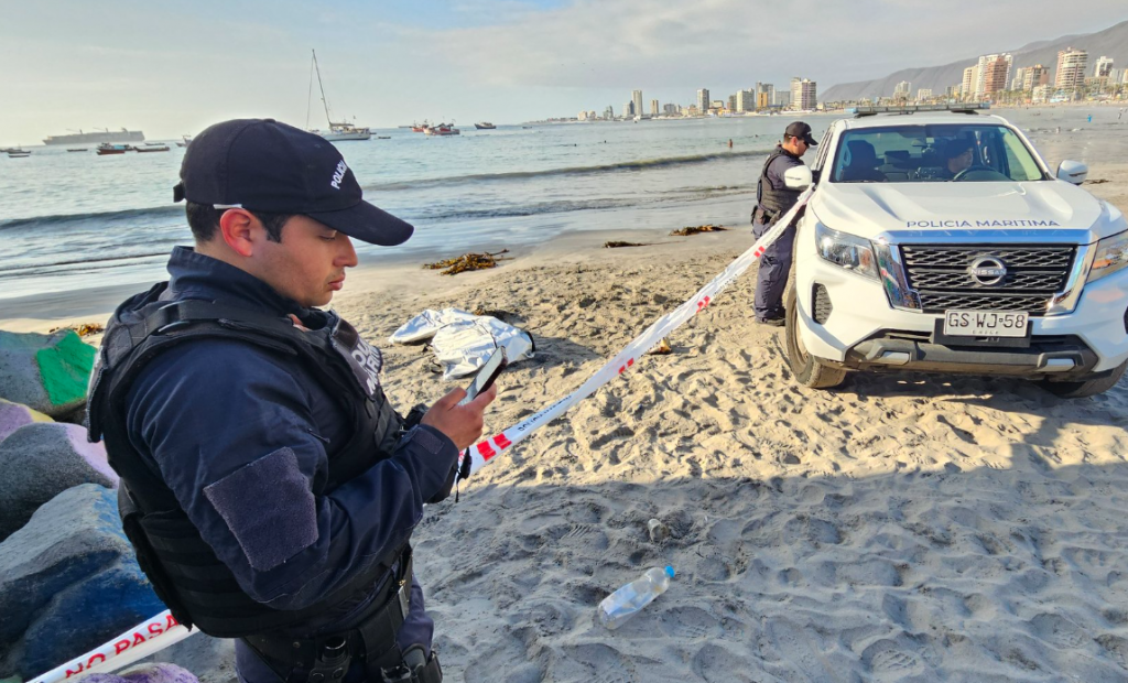 Hallan cuerpo en playa Cavancha: bañistas lo vieron llegar a la orilla