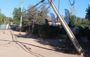 Camión derriba poste y obliga a suspender el tránsito en sector El Peral de Puente Alto