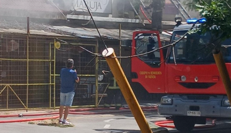 Incendio en local comercial obliga a suspender el tránsito en Brown Norte con Simón Bolívar
