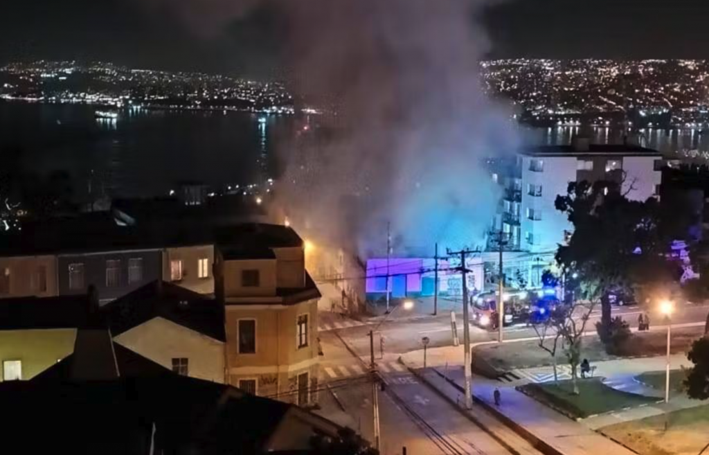Valparaíso: Adulto mayor muere atrapado en incendio en un local comercial del cerro Playa Ancha