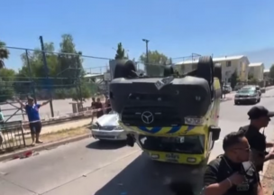 Volcamiento de ambulancia deja cinco lesionados tras accidente de tránsito en La Granja