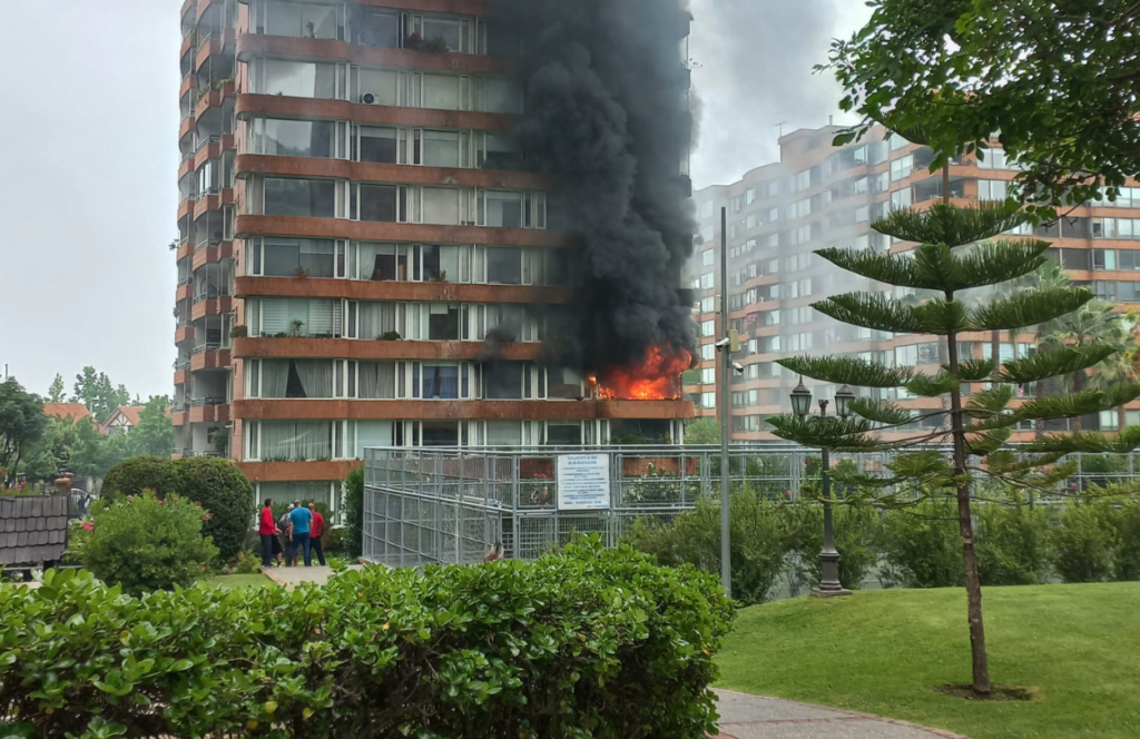 Incendio afecta a edificio en Vitacura: Emergencia obliga a desviar el tránsito en el sector