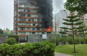 Incendio afecta a edificio en Vitacura: Emergencia obliga a desviar el tránsito en el sector