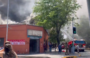 Incendio afecta a cuatro locales comerciales y a tres cités en Santiago: Más de 30 personas evacuadas