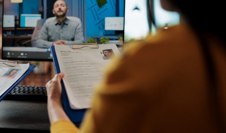 No bastaría con entregar el currículum: conoce las habilidades clave para destacar en una feria laboral
