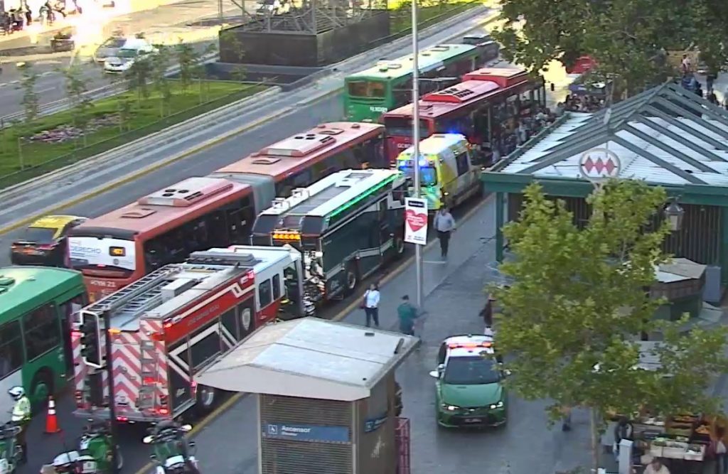 Micros repletas y paraderos colapsados: Caos en hora punta tras cierre de estaciones en el Metro
