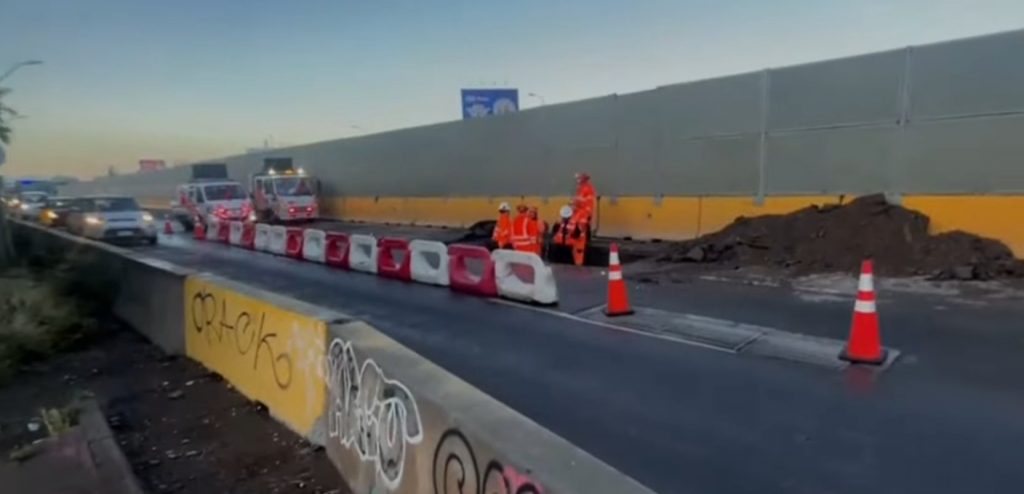 Socavón en la caletera de Américo Vespucio provoca enorme congestión en Peñalolén