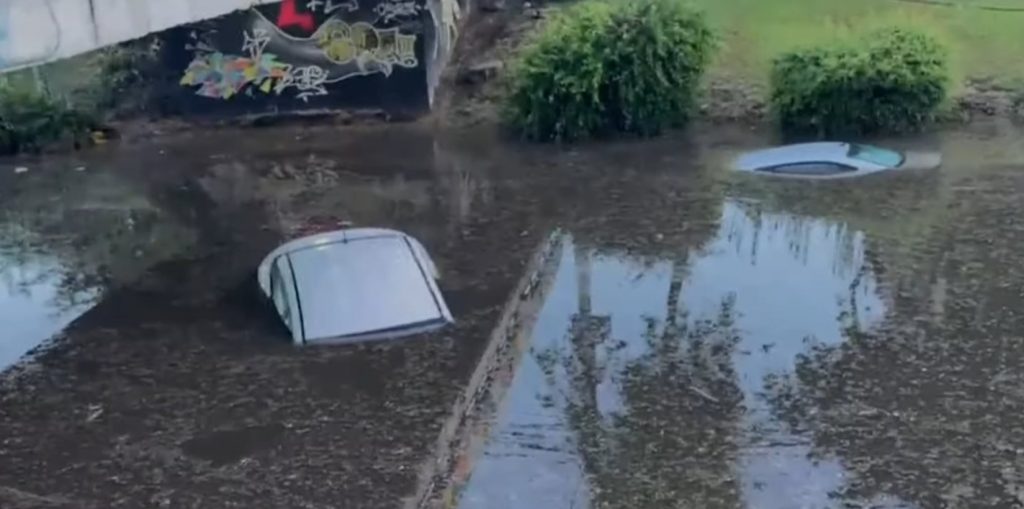 Conductora salió nadando por la ventana: Autos quedan atrapados bajo el agua por paso bajo nivel anegado