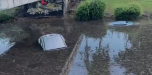 Conductora salió nadando por la ventana: Autos quedan atrapados bajo el agua por paso bajo nivel anegado